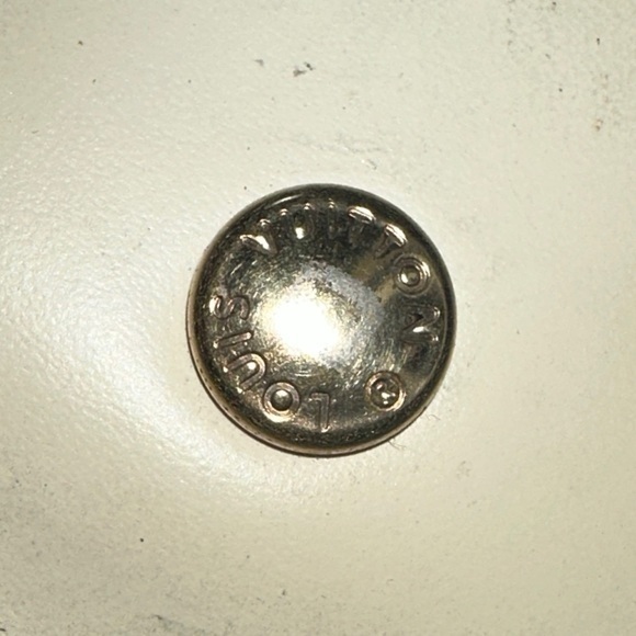 AUTHENTIC Louis Vuitton yellow Vernis keycase. Vintage fair condition. - Picture 7 of 9